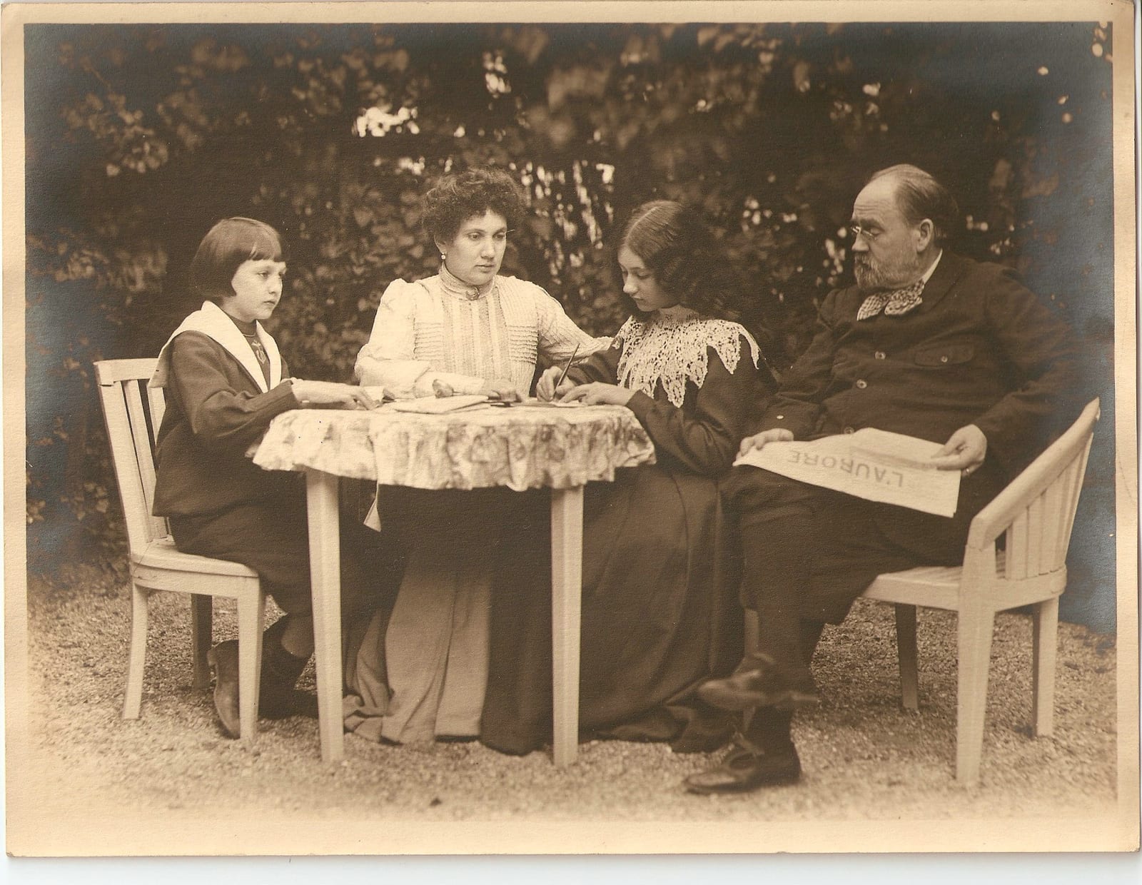 Portrait or photograph of Emile Zola: emile zola and family
