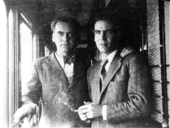 Portrait or photograph of Federico Garcia Lorca: Los hermanos Federico García Lorca y Francisco García Lorca viajando en tren en 1930