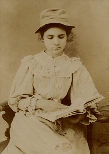 Portrait or photograph of Florbela Espanca: Florbela Espanca in 1910
