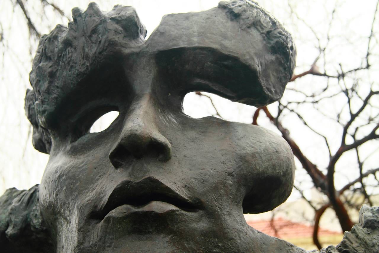 Portrait or photograph of Florbela Espanca: QUEM NOS DEU ASAS PARA ANDAR DE RASTOS? - QUEM NOS DEU OLHOS PARA VER OS ASTROS SEM NOS DAR BRAÇOS PARA OS ALCANÇAR?