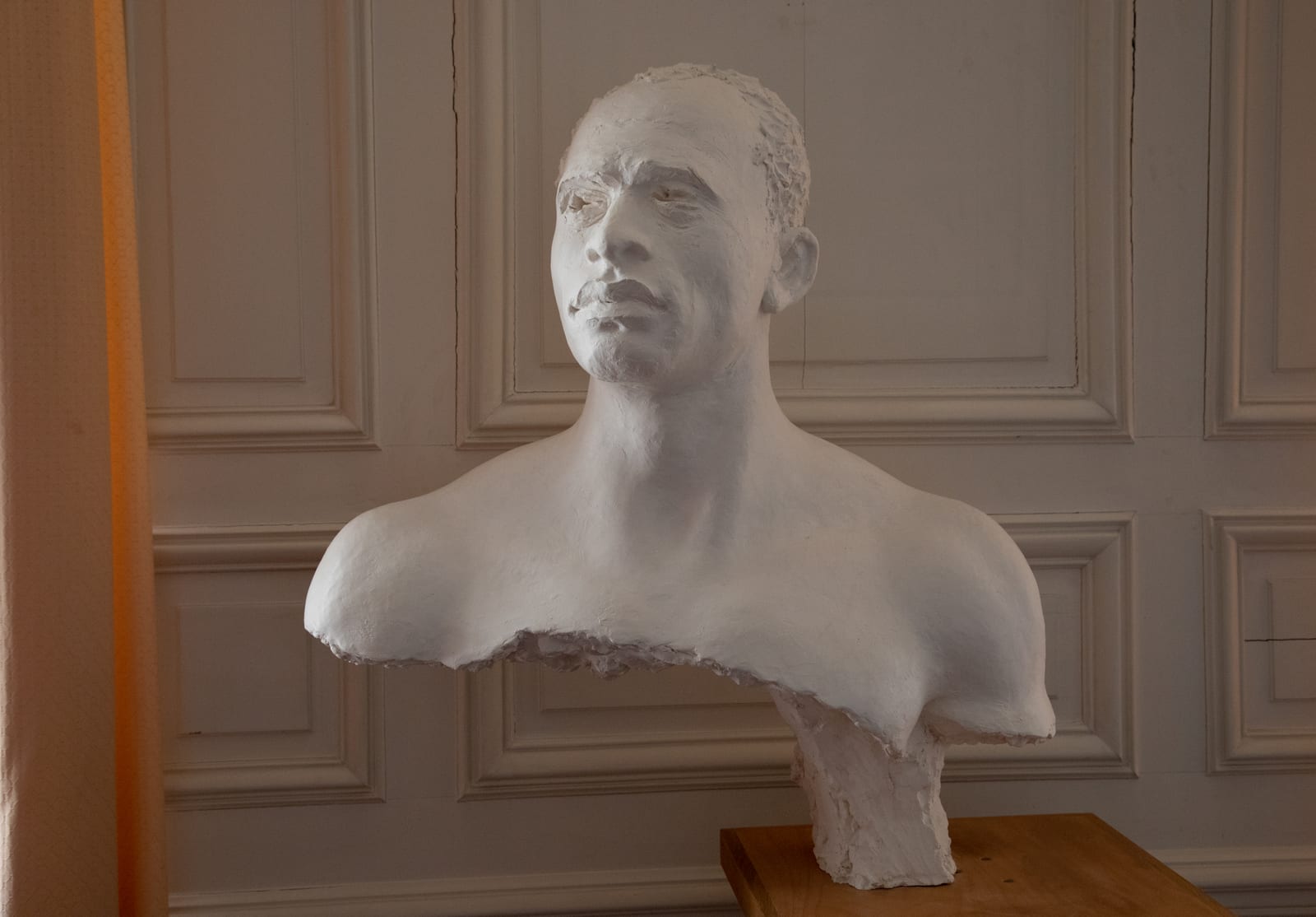 Portrait or photograph of Frantz Fanon: Je suis sculpteur portraitiste, lauréat 1994 du Prix Paul Louis Weiller