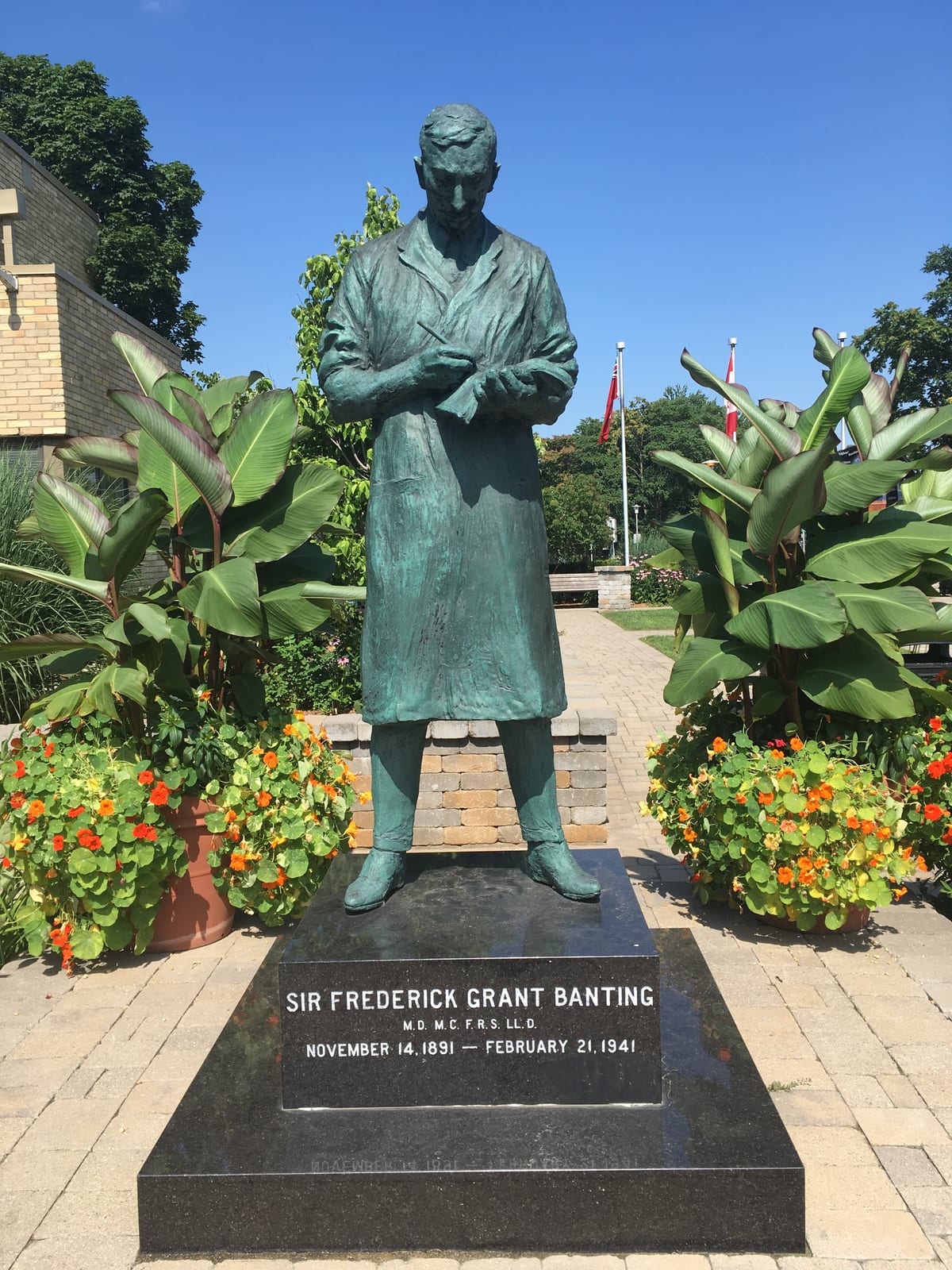 Portrait or photograph of Frederick Banting: Statue of Frederick Banting at Banting House, 442 Adelaide Street North, London, Ontario