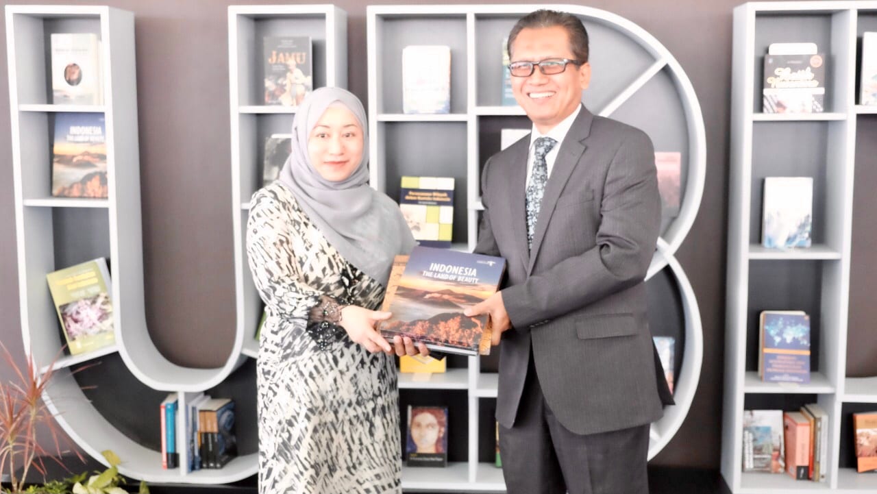 Portrait or photograph of Gajah Mada: On February 13, 2020, the Indonesian Embassy in Bandar Seri Begawan submitted dozens of books related to Indonesia to Univ