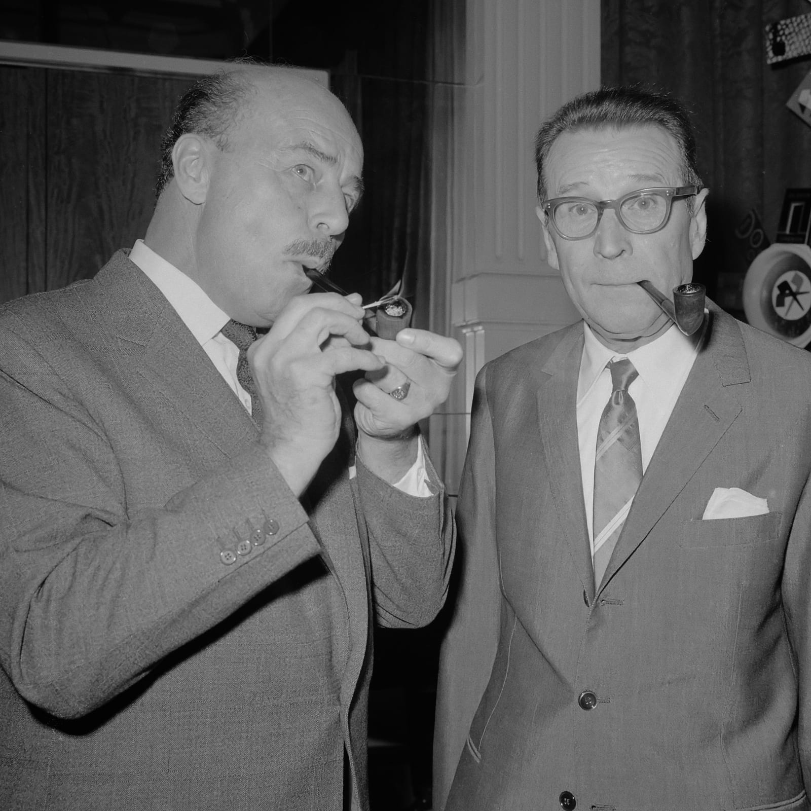 Portrait or photograph of Georges Simenon: Georges Simenon samen met de acteur Jan Teulings (links) bij het beeldje van Maigret in het Amstelhotel 2 september 1