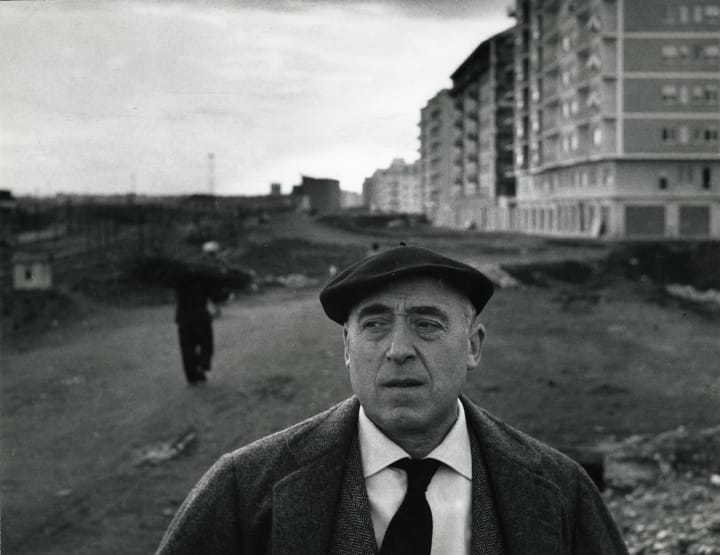 Portrait or photograph of Giorgio de Chirico: Servizio fotografico : Milano, 1975 / Paolo Monti. - Stampe: 4 : Positivo b/n, gelatina bromuro d'argento/ carta,