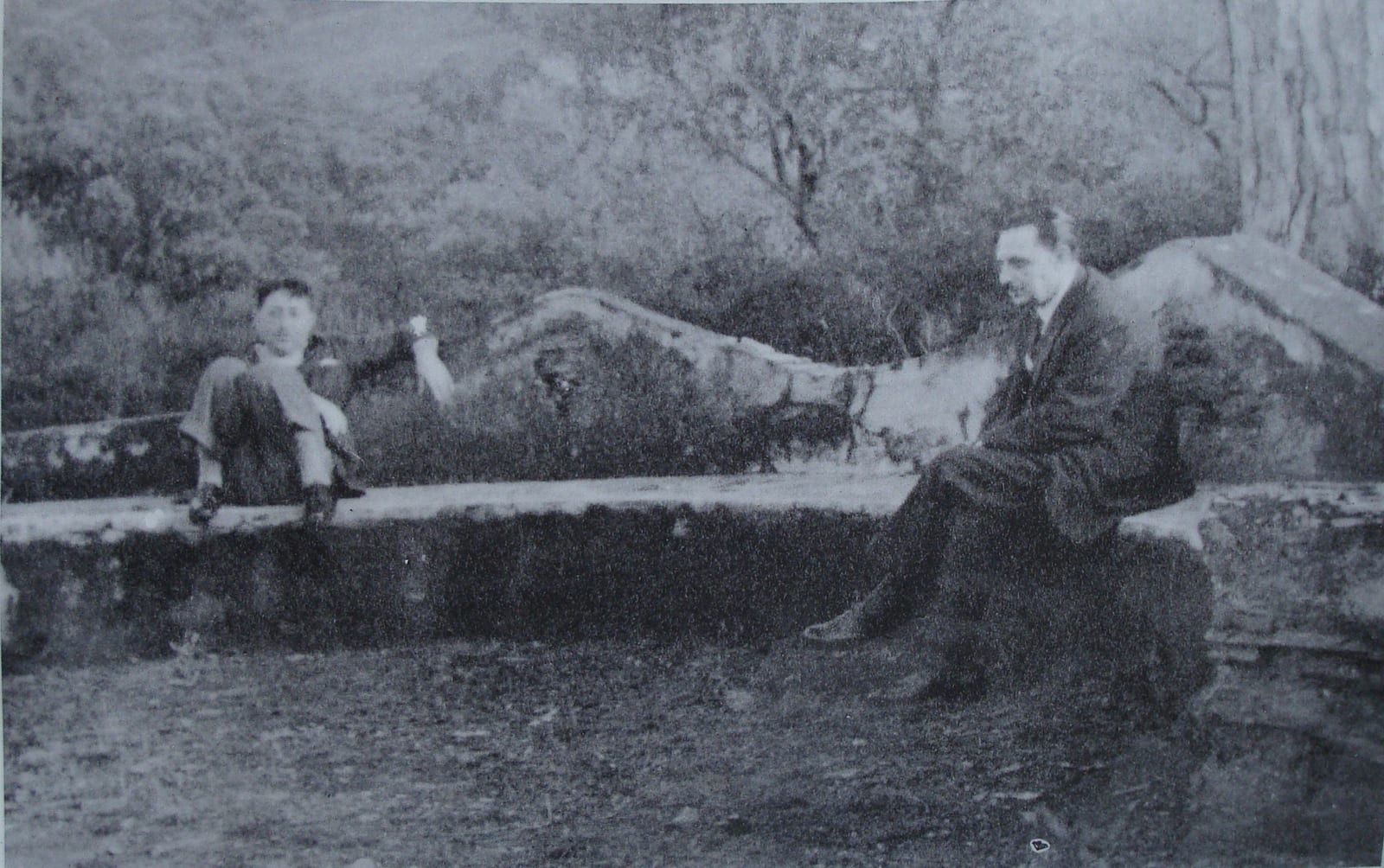 Portrait or photograph of Giuseppe Tomasi di Lampedusa: Capo d'Orlando, ultimi anni 1930. Lucio Piccolo e Giuseppe Tomasi su una panca nella stradella di access