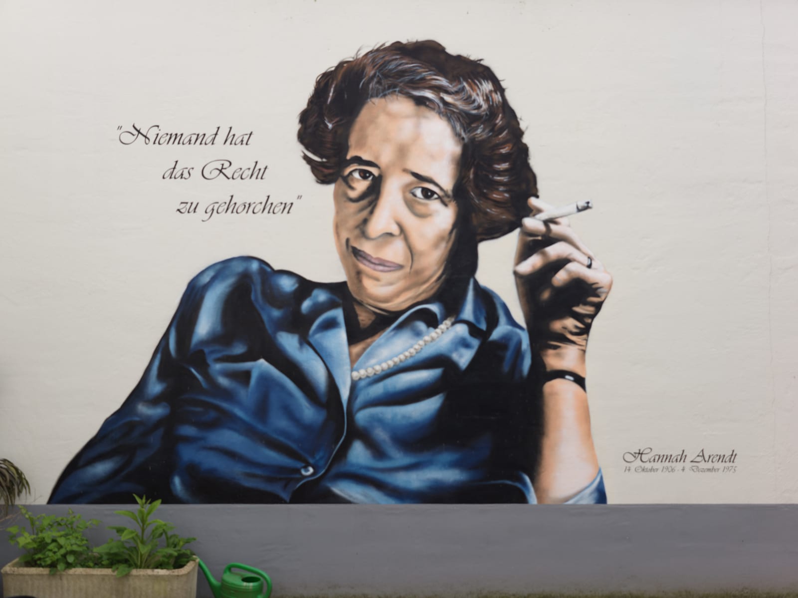Portrait or photograph of Hannah Arendt: Hannah Arendt, portrait in the courtyard of her birthplace.