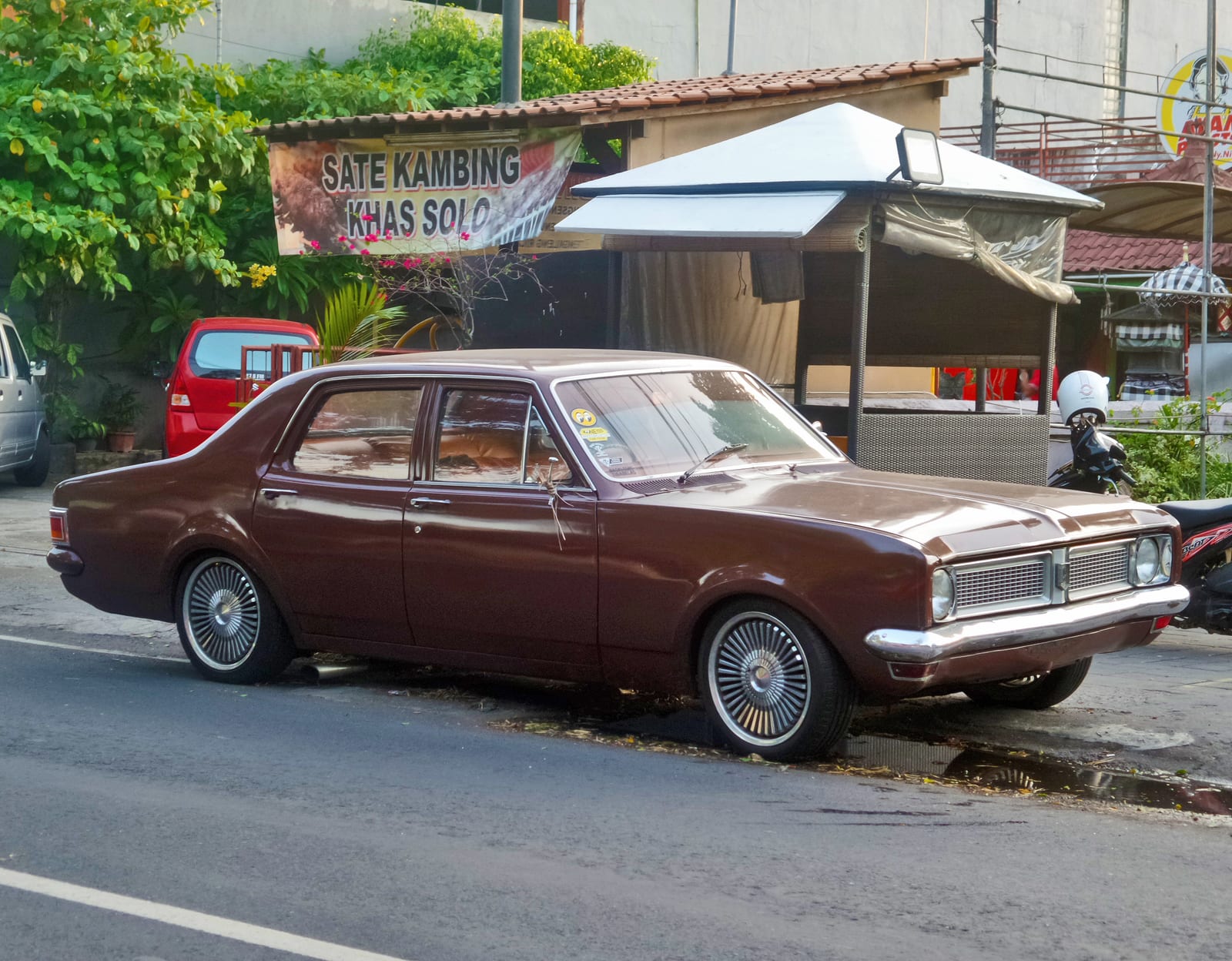 Portrait or photograph of Hayam Wuruk: Not sure if this is a Belmont or Kingswood. For anyone wondering spotting location, it is at Jalan Hayam Wuruk, Denpasar