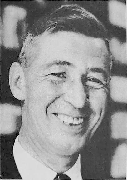Portrait or photograph of Hergé: Photographie noir et blanc imprimée, Hergé, souriant très largement, cheveux courts, coiffés en arrière et sur le côté, vêtu d'