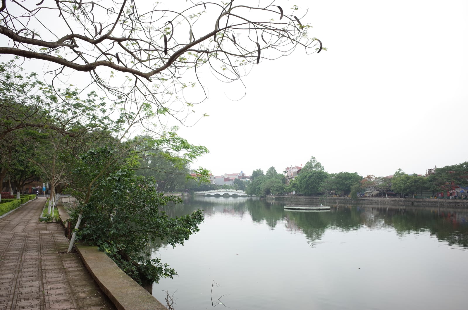 Portrait or photograph of Hồ Xuân Hương: Ảnh chụp bên hồ Thứa, thị trấn Thứa, huyện Lương Tài, tỉnh Bắc Ninh. Ảnh chụp công viên bên hồ phía đường Phá Lãng nhìn