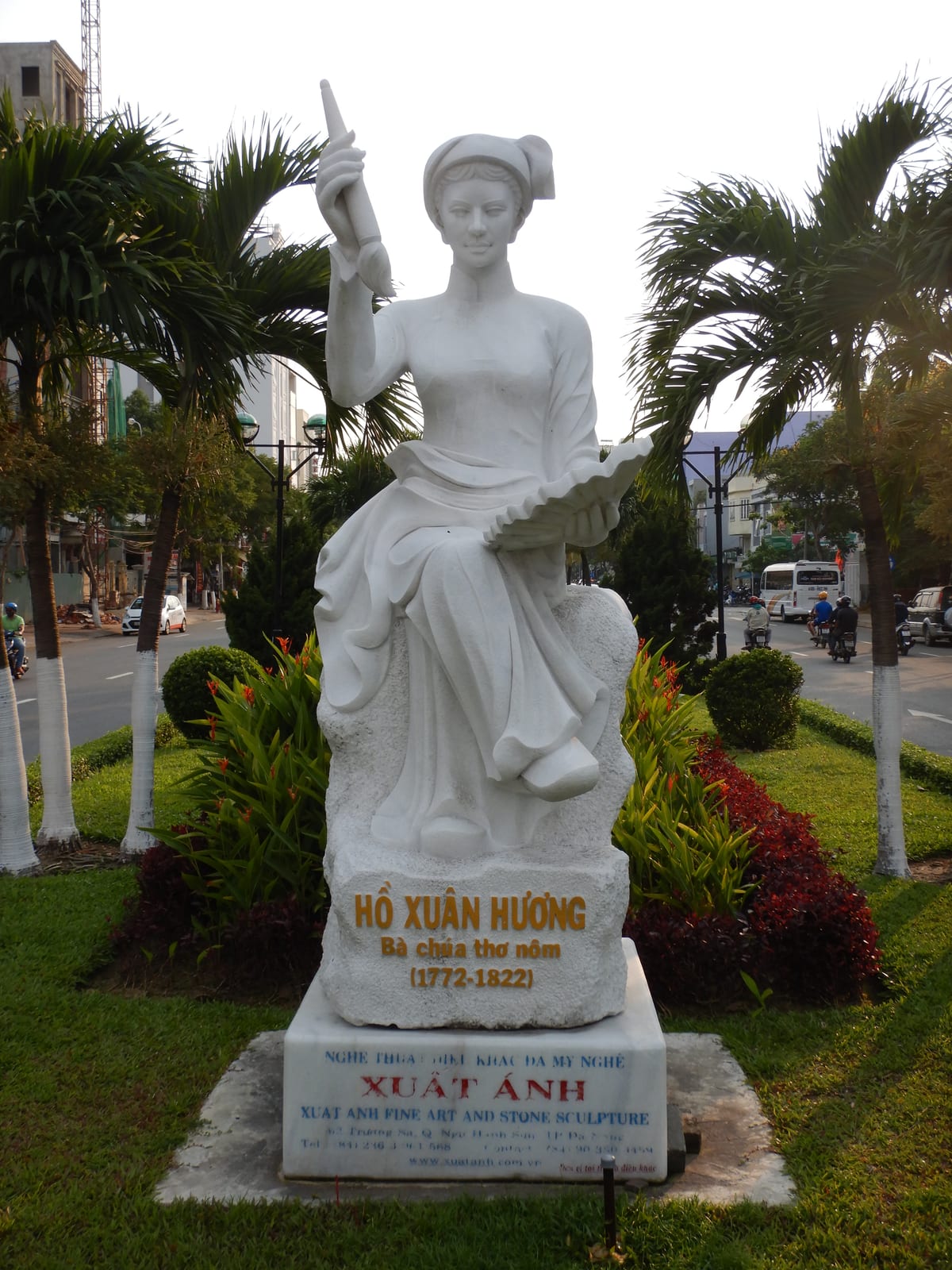 Portrait or photograph of Hồ Xuân Hương: Statue of Vietnamese poet Hồ Xuân Hương in Danang, Vietnam.