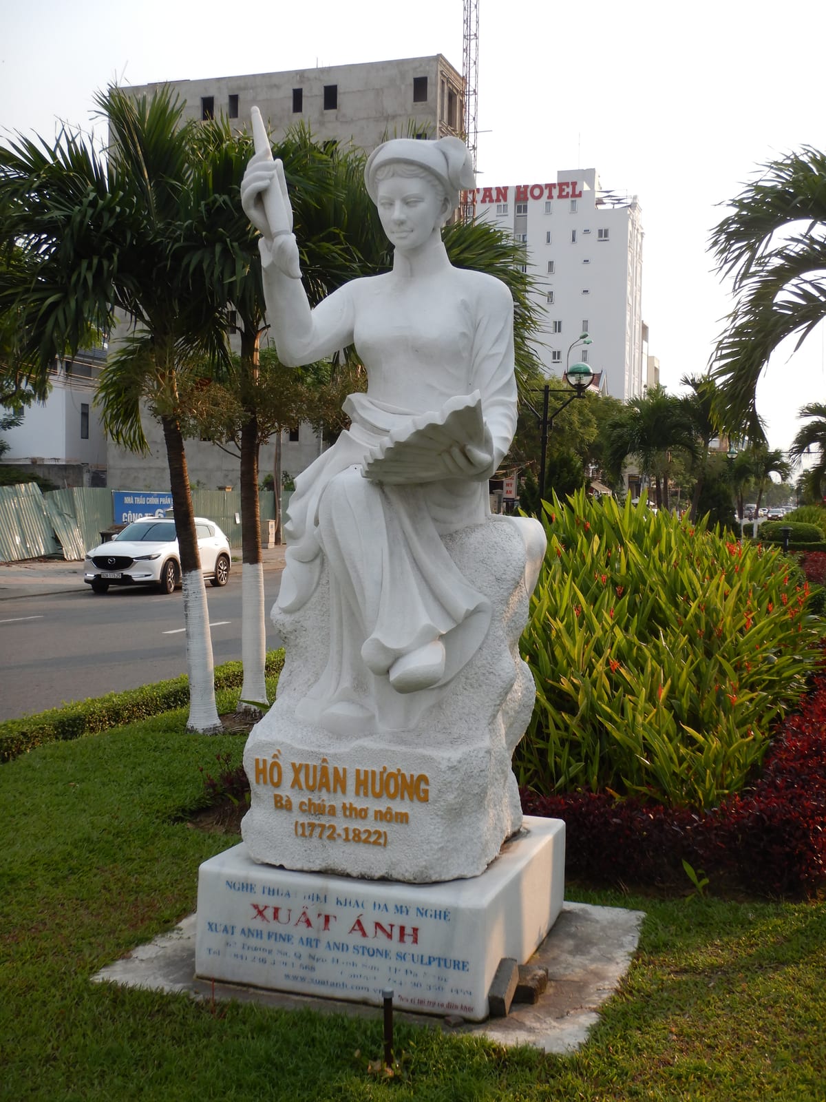 Portrait or photograph of Hồ Xuân Hương: Statue of Vietnamese poet Hồ Xuân Hương in Danang, Vietnam.