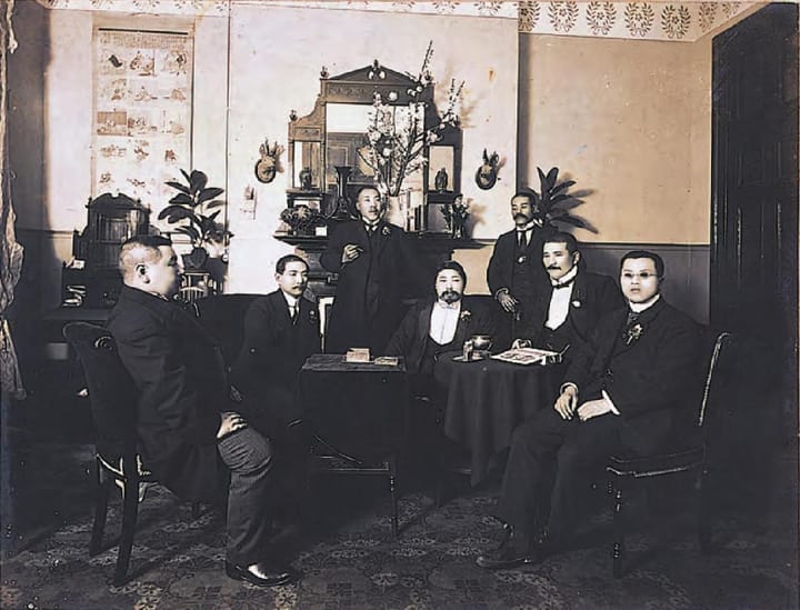 Portrait or photograph of Huang Xing: Some believed that this photograph of Sun Yat-sen, Huang Xing and others was taken in 1907 or 1908, in Hanoi, Vietnam. How