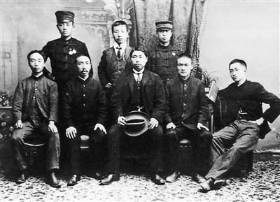 Portrait or photograph of Huang Xing: 1905年,黄兴与民报社同仁在东京合影。前排左起:1未知,2程家柽,3黄兴,4陈天华,5章士钊;后排左起:1宋教仁,2柳扬谷,3未知