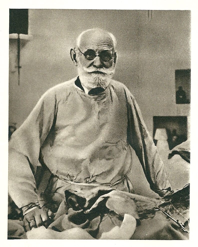 Portrait or photograph of Ivan Pavlov: Ivan Pavlov au cours d'une opération, vers la fin de sa vie en 1935