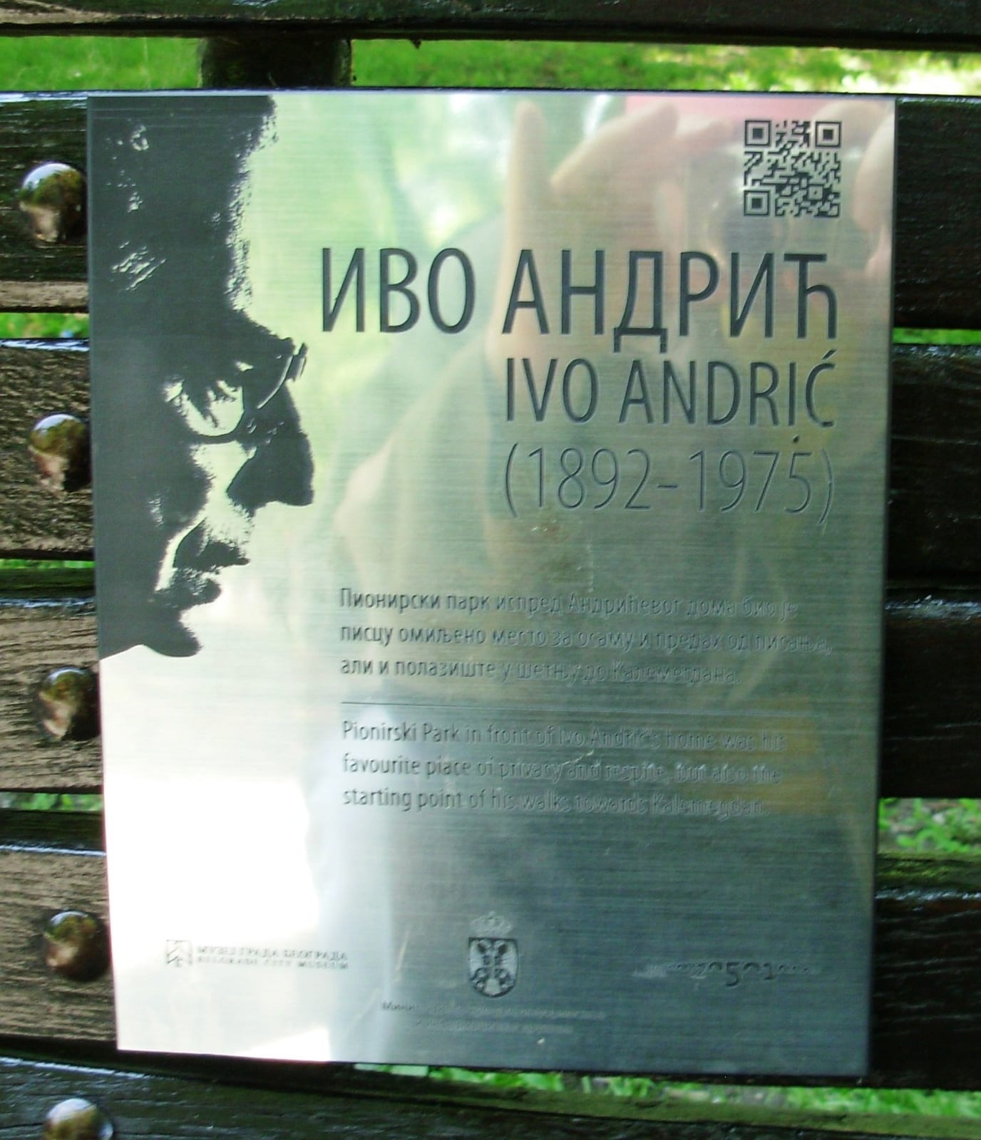 Portrait or photograph of Ivo Andrić: Pločica na klupi na kojoj je često sedeo Ivo Andrić u Pionirskom parku, Beograd. Slikao Goldfinger
