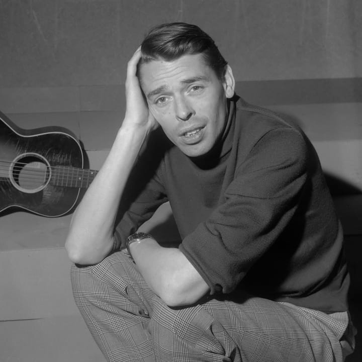 Portrait or photograph of Jacques Brel: Jacques Brel in TV-programma Domino 21 maart 1962