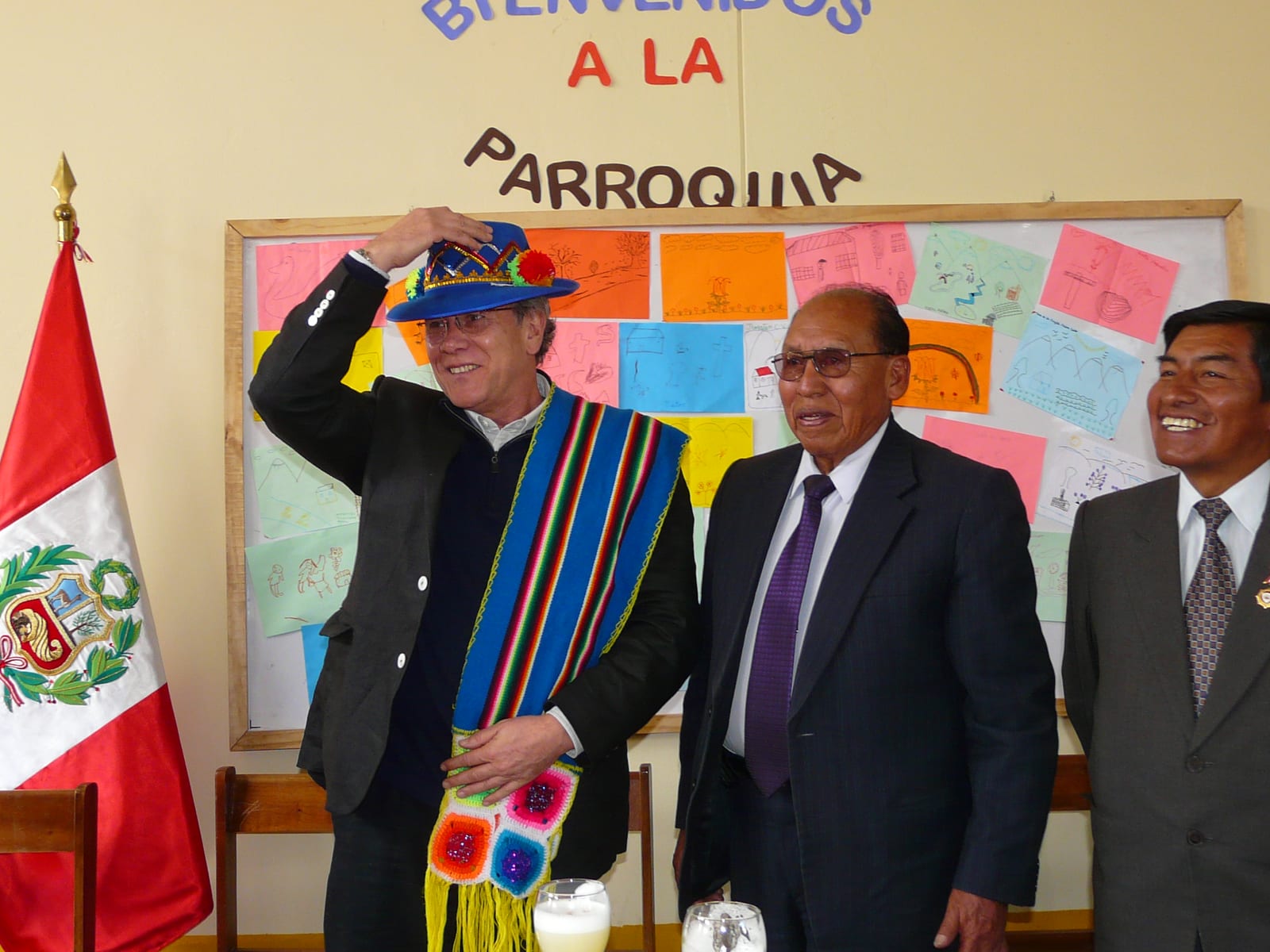 Portrait or photograph of Jebe: El Canciller Gonzalo Gutiérrez llegó a la ciudad de Juliaca, donde llevó una donación consistente en mil frazadas, quinientas bo
