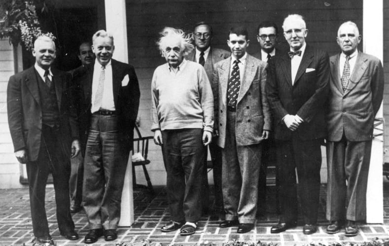 Portrait or photograph of John von Neumann: Miembros de la Junta Consultiva de la Universidad de los Andes, con el Rector-Encargado, Dr. Mario Laserna. De izqui