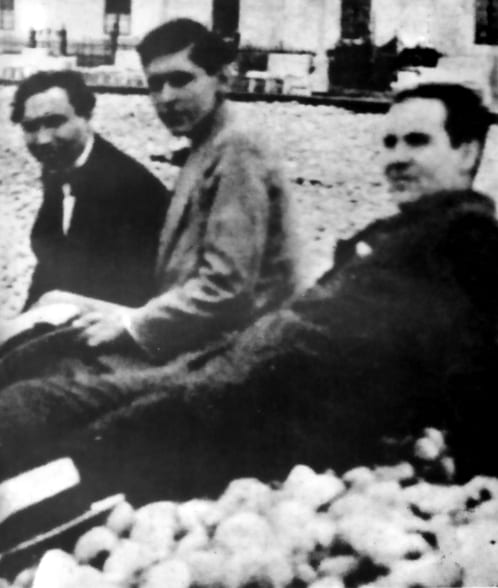 Portrait or photograph of Jose Carlos Mariategui: César Falcón, José Carlos Mariátegui y Félix del Valle, en una playa de Lima. Año 1918.