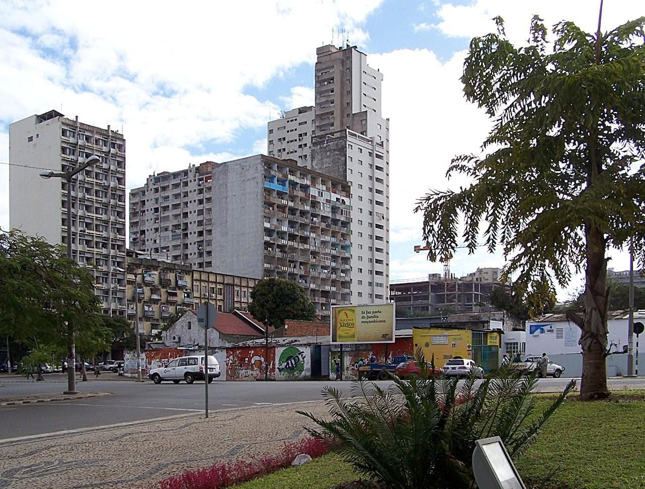 Image connected to Jose Craveirinha: Behind Maputo's city hall. In front Avenida Ho Chi Minh with the Mercado do Povo (People's market), in the back Avenida Kar