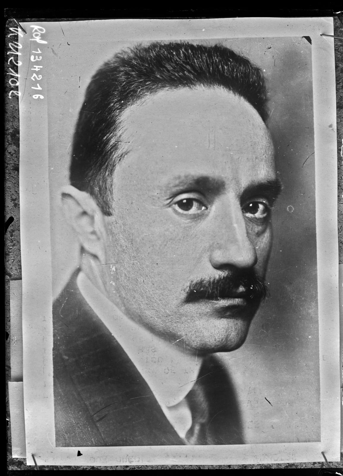 Portrait or photograph of Jose Vasconcelos: Sujet : Vasconcelos, José (1882-1959) -- Portraits Portraits -- 1914-1945 Référence bibliographique : Rol, 134216 Ap