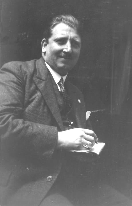 Portrait or photograph of Joseph Roth: Joseph Roth as teacher at home
