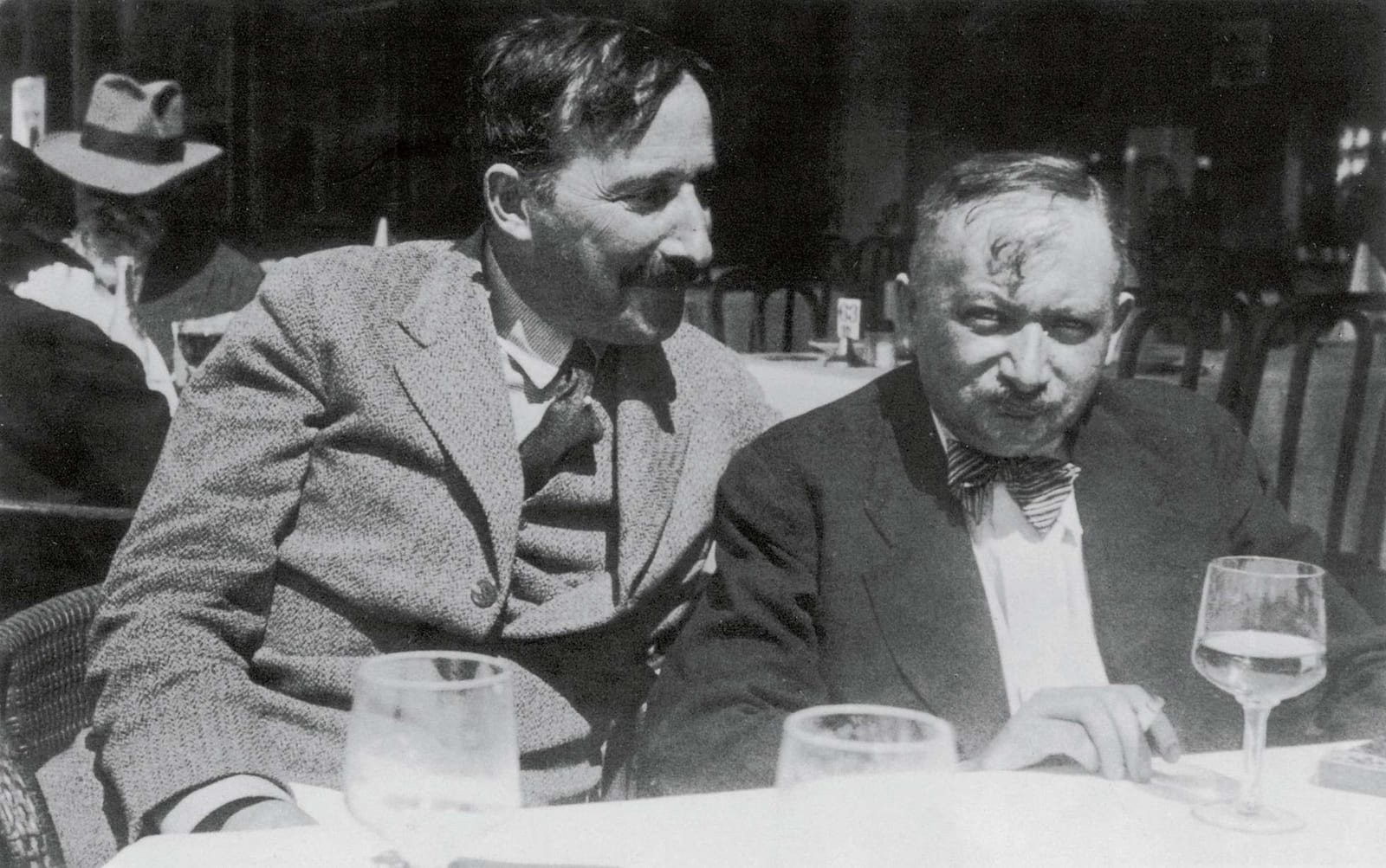 Portrait or photograph of Joseph Roth: Picture of Stefan Zweig and Joseph Roth on the terrace of the Italian restaurant Almondo in the Langestraat in Ostend, su