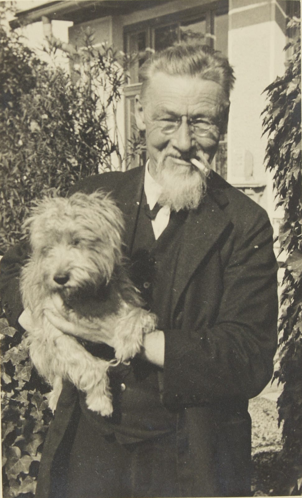 Portrait or photograph of Jože Plečnik: Jože Plečnik in njegov pes Sivko.