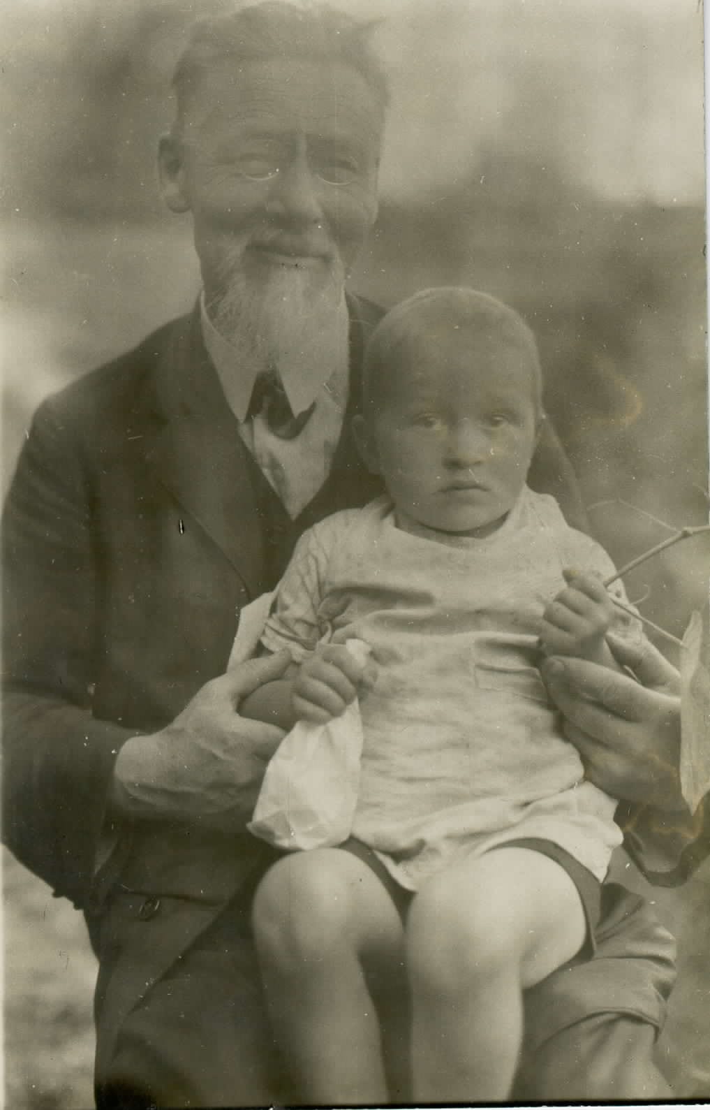 Portrait or photograph of Jože Plečnik: Jože Plečnik z otrokom.