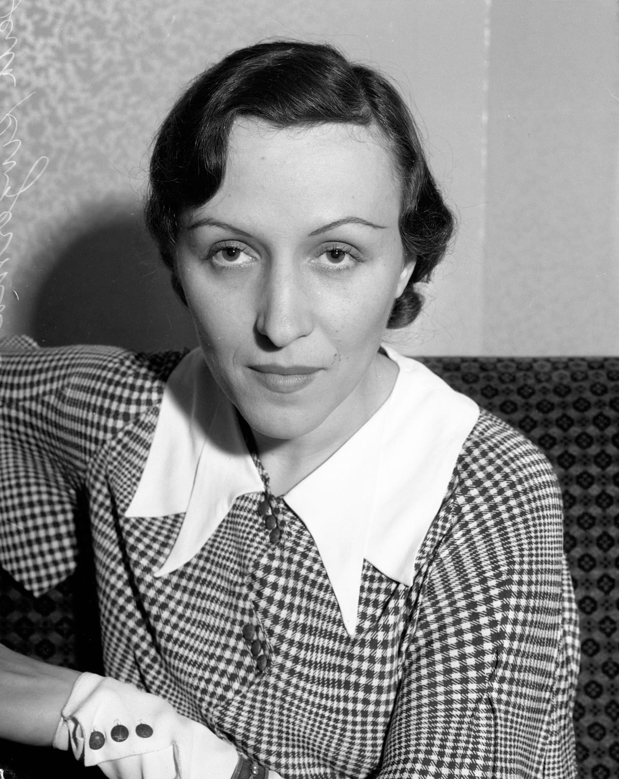 Portrait or photograph of Juan Ramon Jimenez: Close-up photograph of actress Berta Singerman. Singerman was born in the Russian town of Mozir in 1901 and grew u