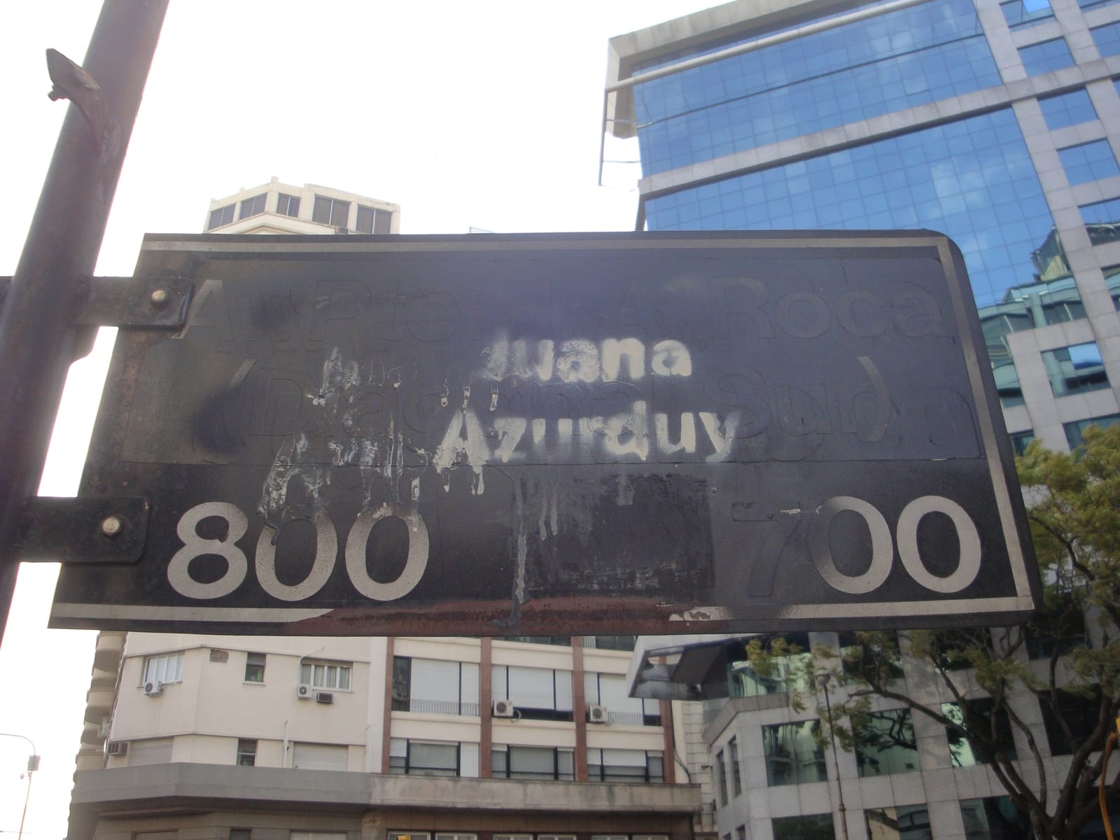 Portrait or photograph of Juana Azurduy: Letrero señalizando la avenida Julio Argentino Roca que fue pintado con la leyenda "Juana Azurduy", Buenos Aires. Atrás