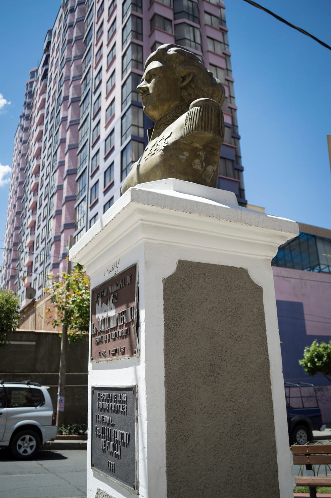 Portrait or photograph of Juana Azurduy: This medium shows the protected monument with the number L/00-243 in Bolivia.