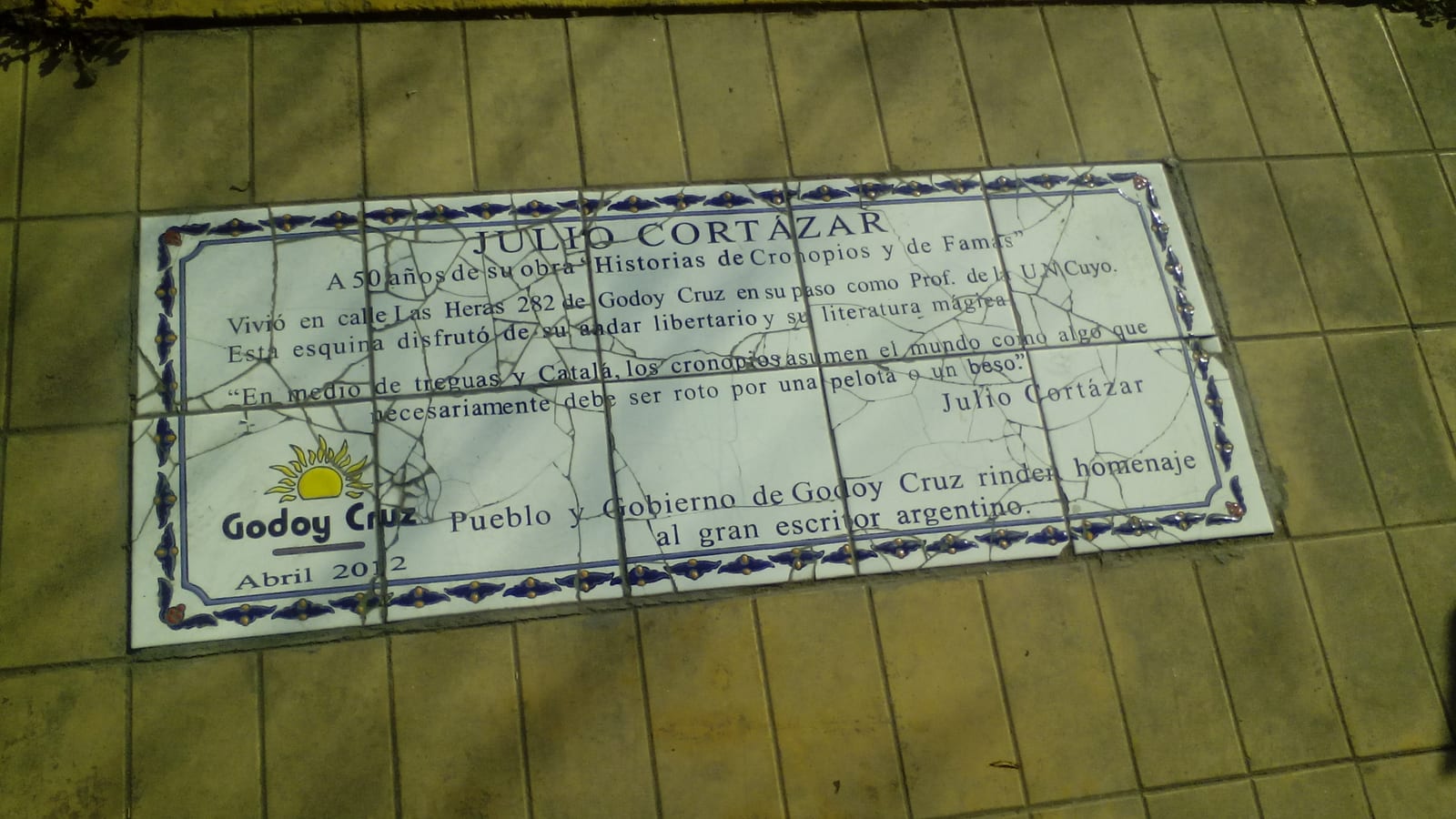 Portrait or photograph of Julio Cortazar: Placa conmemorativa ubicada en la esquina de Las Heras y Castelli, sitio de la casa donde vivió Julio Cortázar en Godo