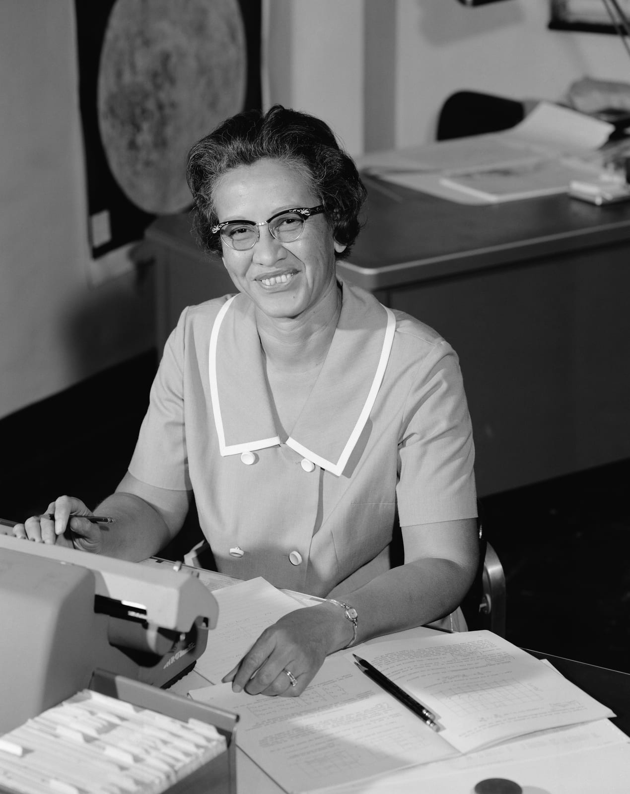 Portrait or photograph of Katherine Johnson: Katherine Johnson, NASA employée, mathematician and physicist, in 1966
