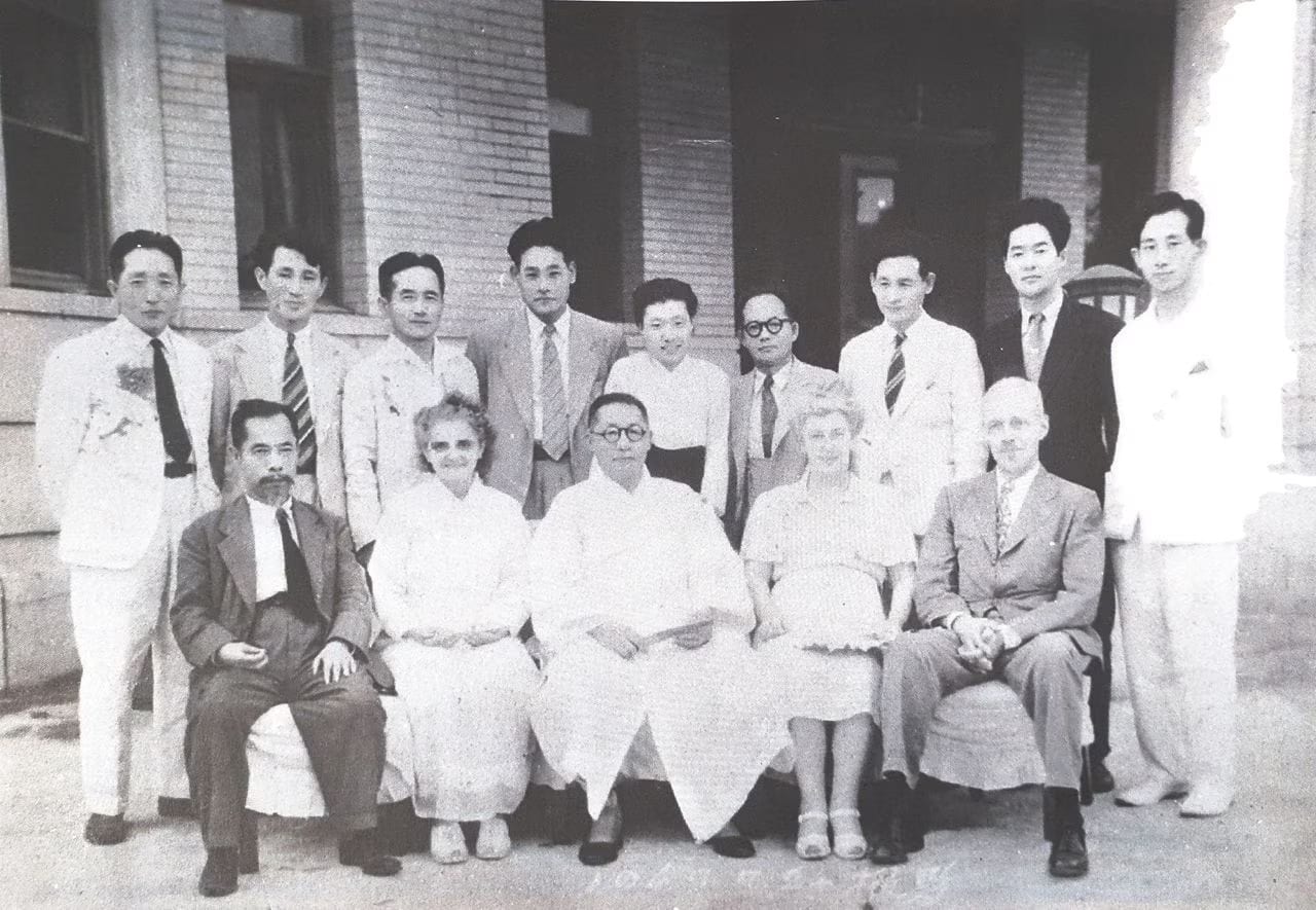 Portrait or photograph of Kim Gu: 한국 방문 중 경교장에 찾아간 피치 박사 부부와 김구, 프란체스카, 안미생, 이기붕 등