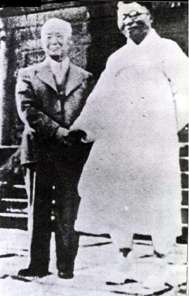 Portrait or photograph of Kim Gu: Syngman Rhee and Kim Gu in 1946, Deoksoo-gung, Seoul