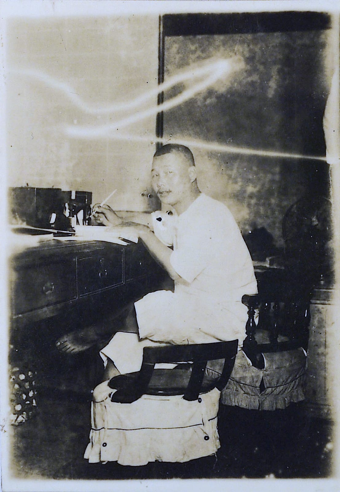 Portrait or photograph of Lai He: 賴和攝於診療室