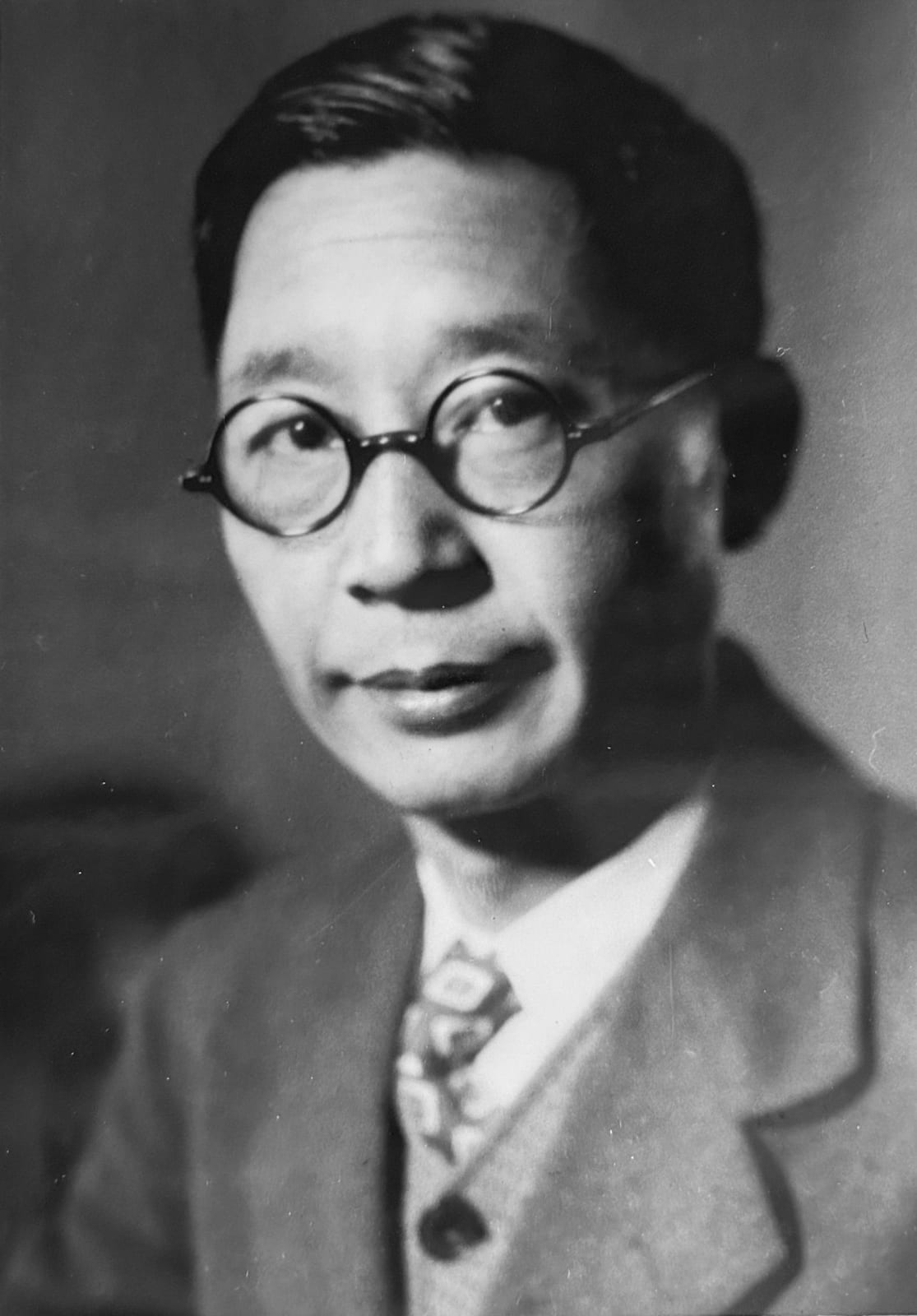 Portrait or photograph of Lao She: 老舍肖像,1946年12月摄于纽约,曾用在《四世同堂》和《鼓书艺人》英文版护封上