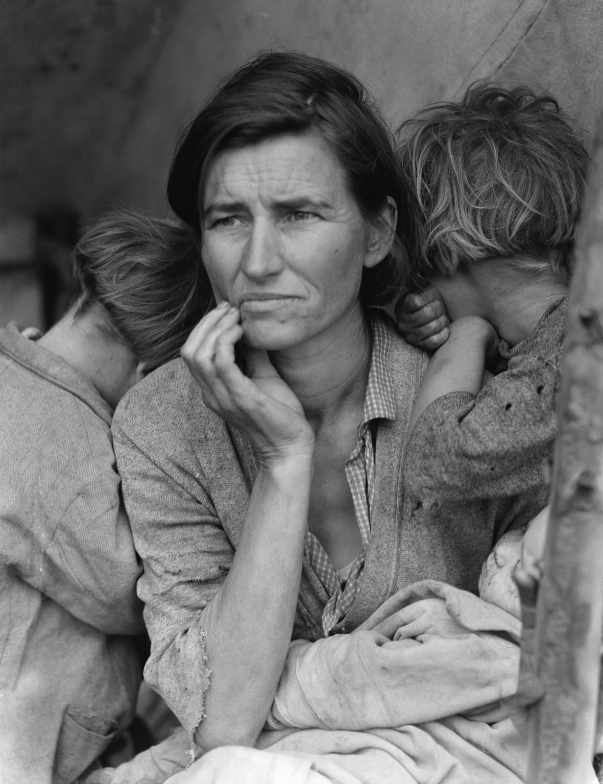 Image connected to Lao She: Portrait shows Florence Thompson with several of her children in a photograph known as "Migrant Mother". The Library of Congress cap