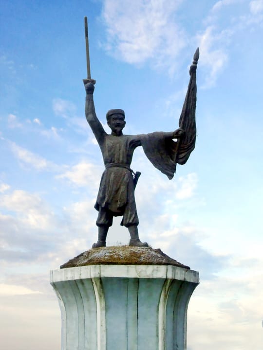 Portrait or photograph of Lê Lợi: Tượng đài Lê Lợi tại bùng binh Cây Gõ (quận 6, Thành phố Hồ Chí Minh).
