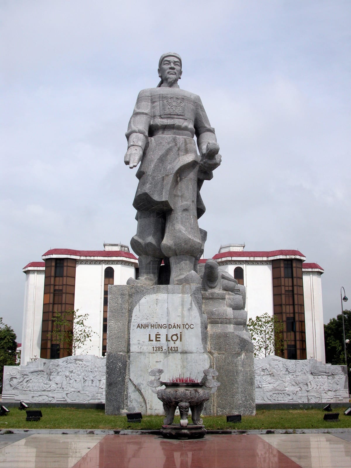 Memorial or place connected to Lê Lợi: Le Loi statue in front of the City Hall of Thanh Hoa province.