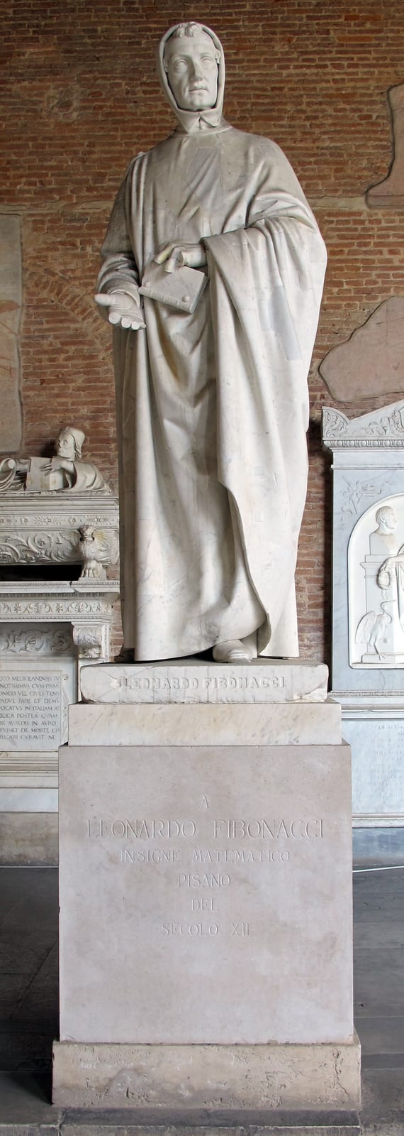 Portrait or photograph of Leonardo Fibonacci: Statua di leonardo fibonacci, matematico