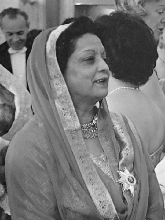 Portrait or photograph of Liaquat Ali Khan: Afscheidsdiner van Begum Ra'ana Liaquat Ali Khan, ambassadrice van Pakistan in Nederland. Hier met mevrouw Nishimura