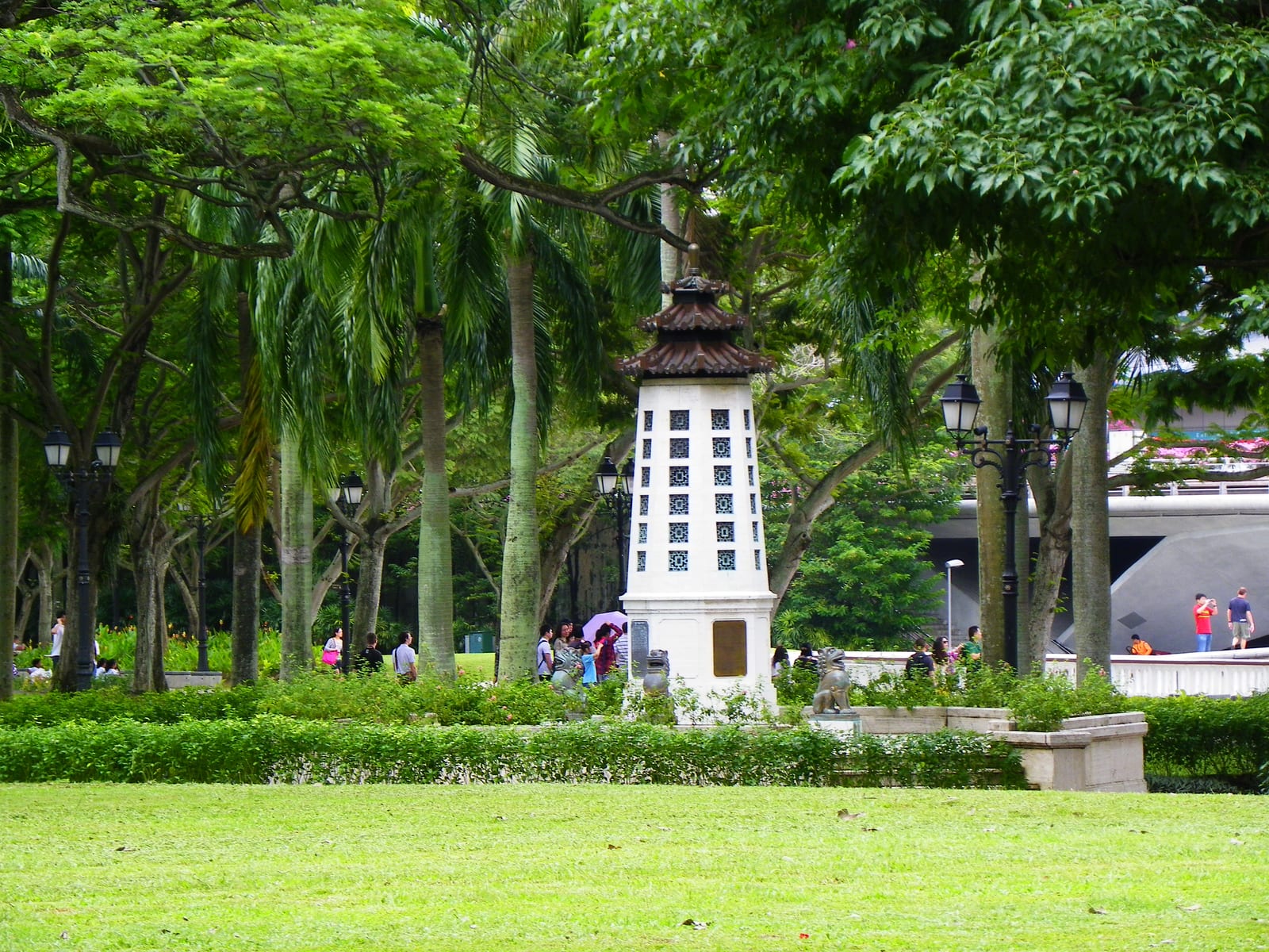 Portrait or photograph of Lim Bo Seng: 從富爾頓路北望海濱公園林謀盛紀念碑。