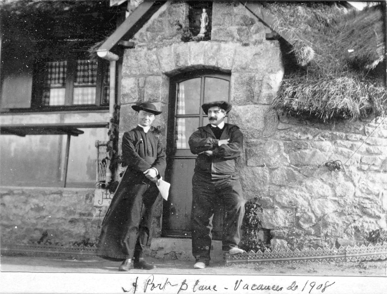 Portrait or photograph of Lionel Groulx: Lionel Groulx et Théodore Botrel à Port-Blanc (Bretagne)
