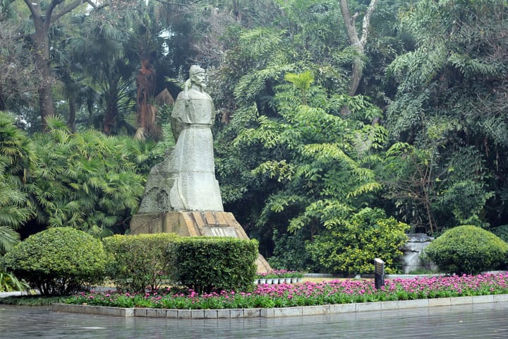 Portrait or photograph of Liu Zongyuan: 柳侯公园中的柳宗元石像
