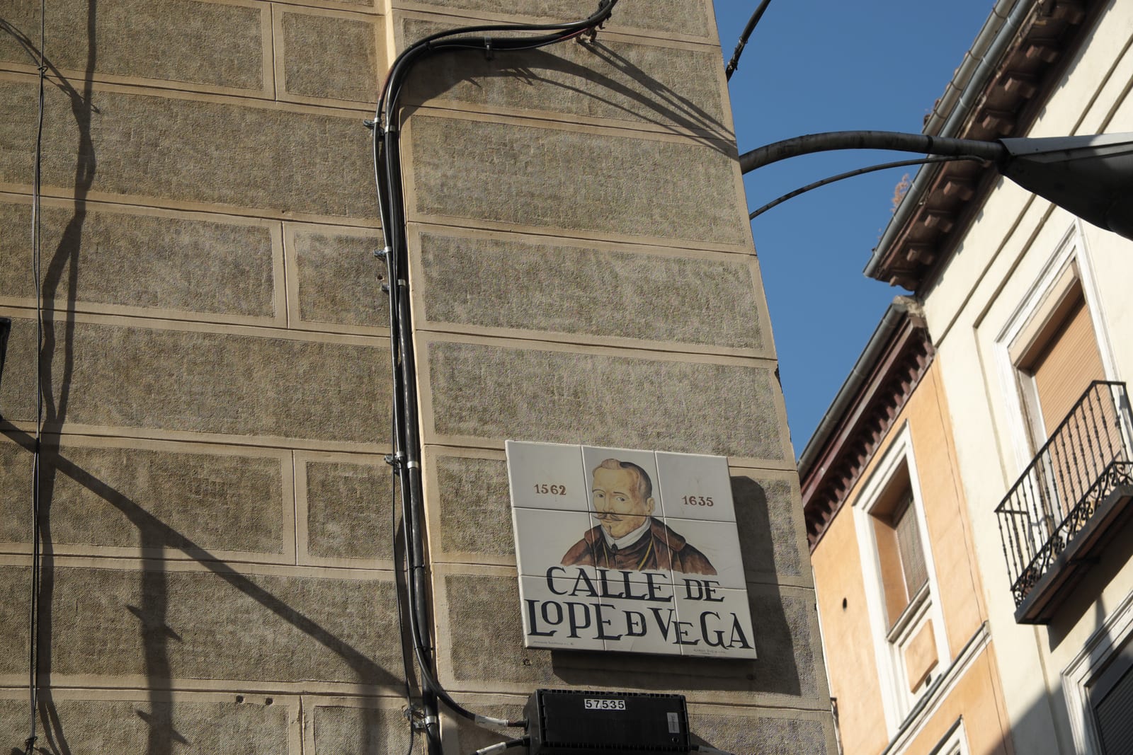 Portrait or photograph of Lope de Vega: Straßenschild: Calle de Lope de Vega, in Madrid (Spanien), benannt nach Lope de Vega , mit Signatur von Alfredo Ruiz de