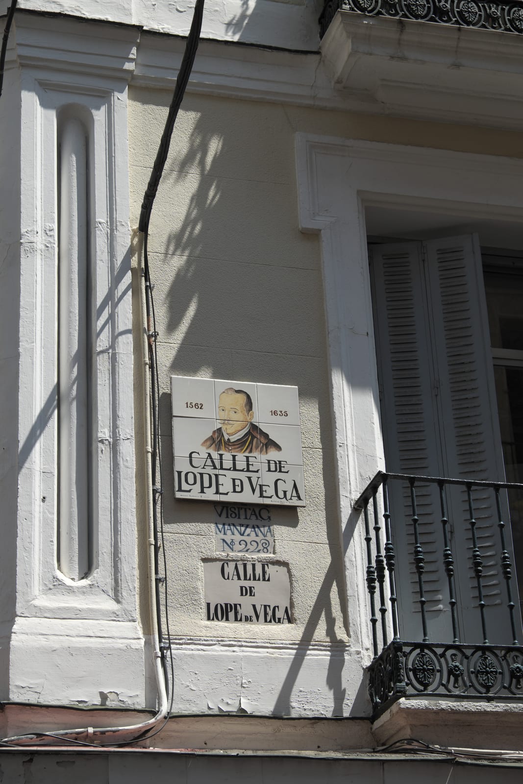 Portrait or photograph of Lope de Vega: Straßenschild: Calle de Lope de Vega, in Madrid (Spanien), benannt nach Lope de Vega , mit Signatur von Alfredo Ruiz de