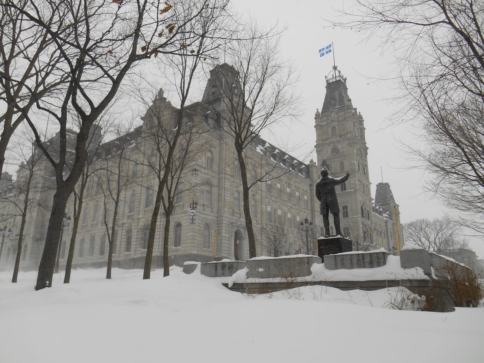 Portrait or photograph of Louis-Joseph Papineau: Monument de Louis-Joseph Papineau à l'Hôtel du Parlement de Québec. Le monument érigé en 2002, est l'oeuvre des